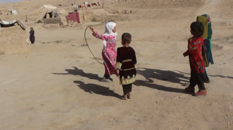 Famílias afegãs vendem suas filhas para não passarem fome